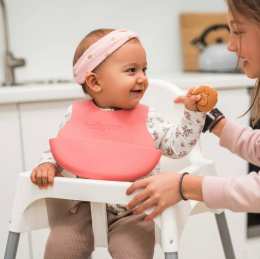 BABYONO Miękki śliniak z kieszonką i regulowanym zapięciem - różowy